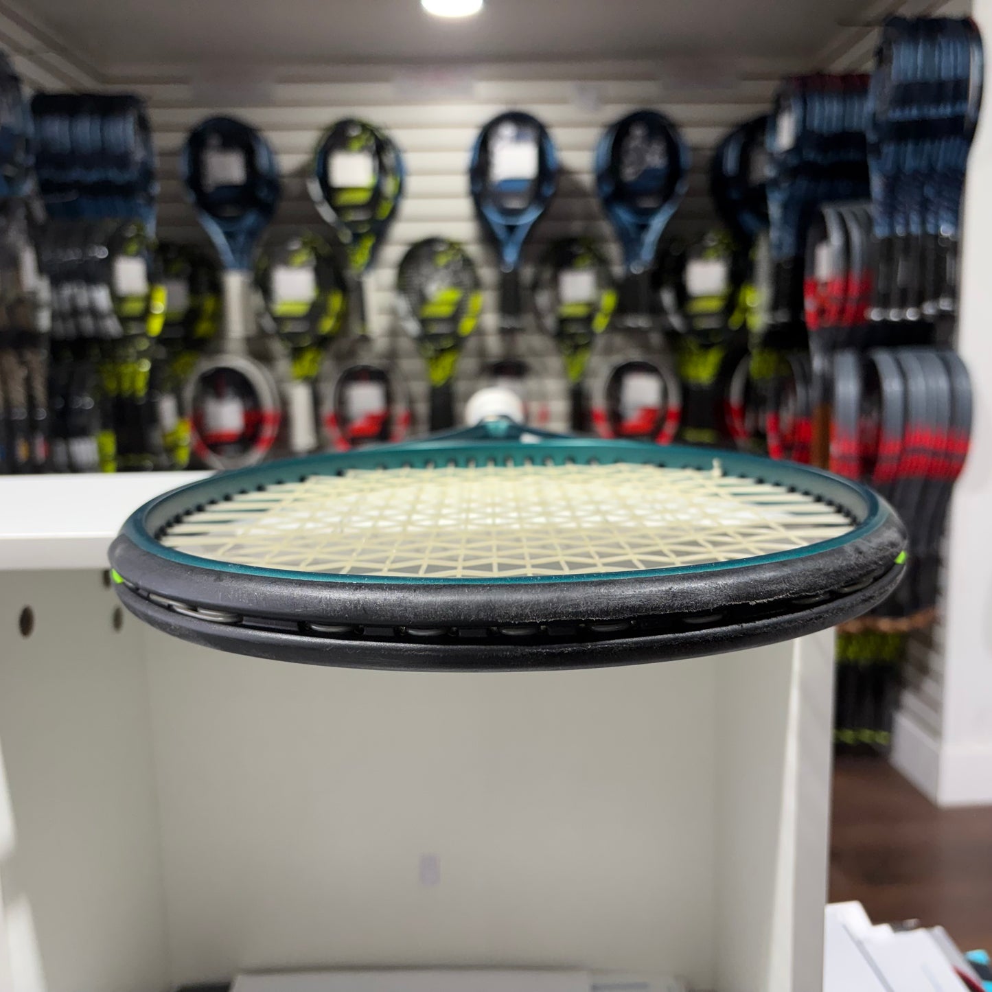 Wilson Blade 100L V9 gripsize 4 3/8 (Condition 9/10) 0203-4 - VuTennis.com