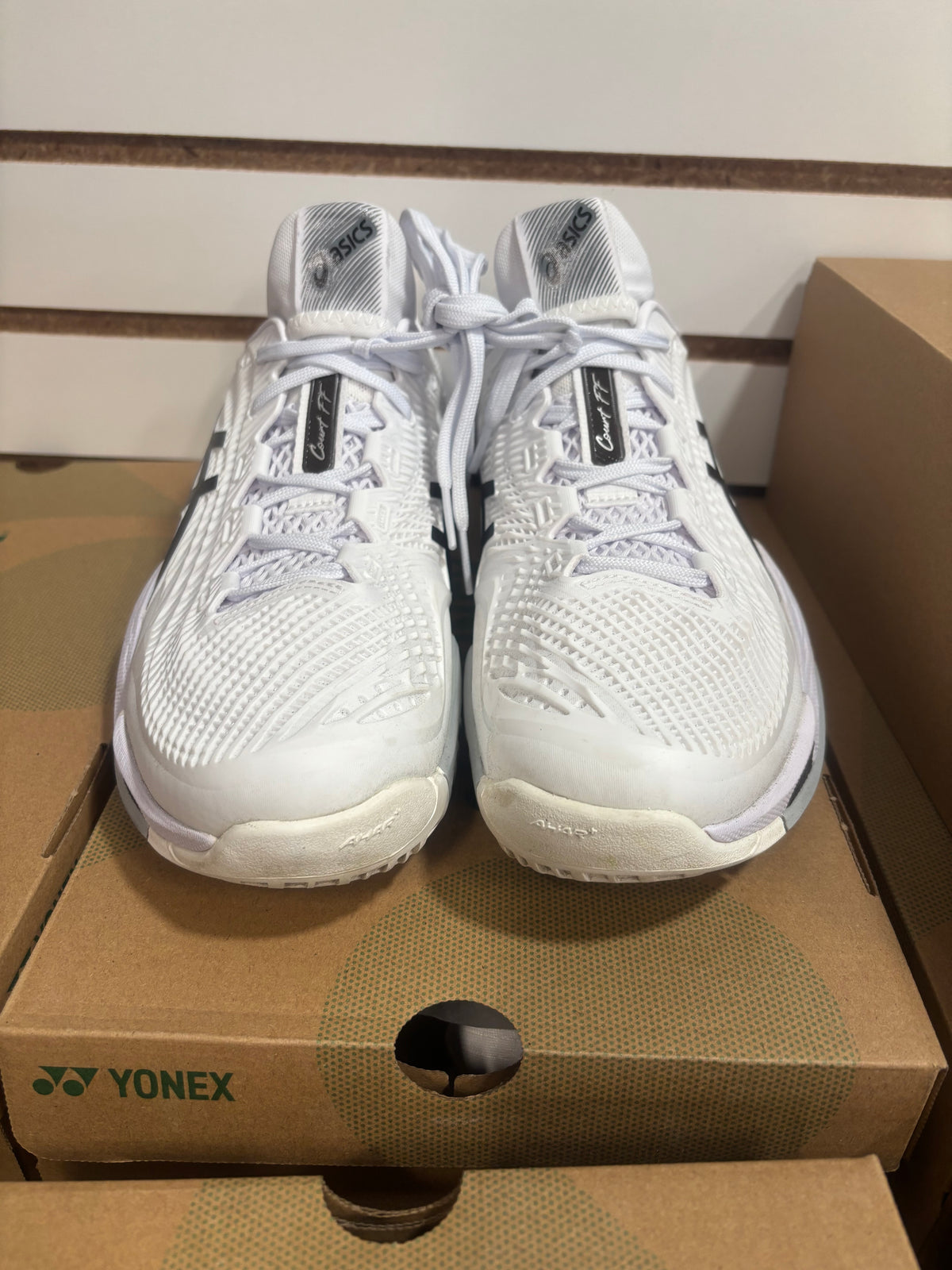Asics Court FF 3 men's tennis shoes 370-100 size 9 (condition 9.5/10)