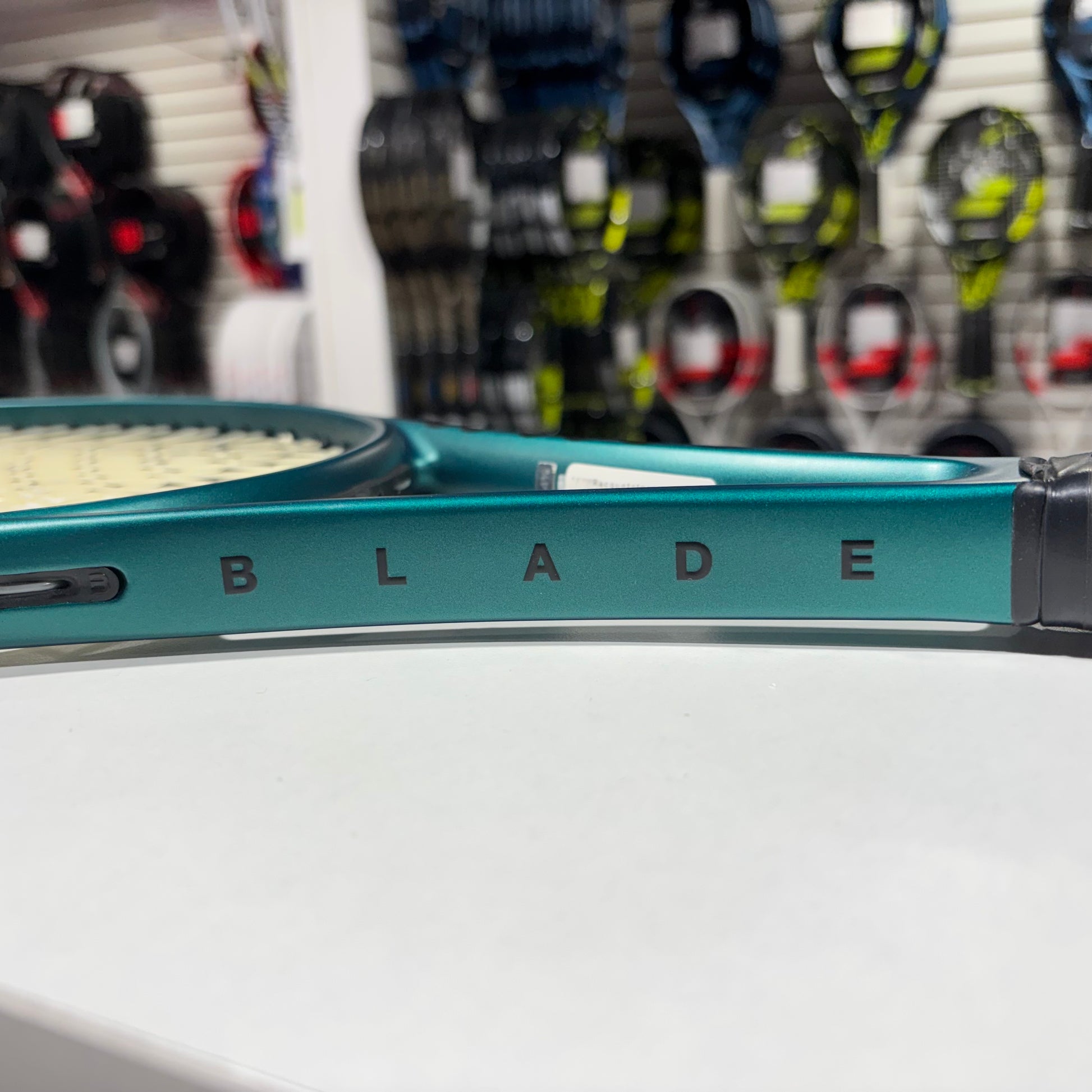 Wilson Blade 100L V9 gripsize 4 3/8 (Condition 9/10) 0203-4 - VuTennis.com
