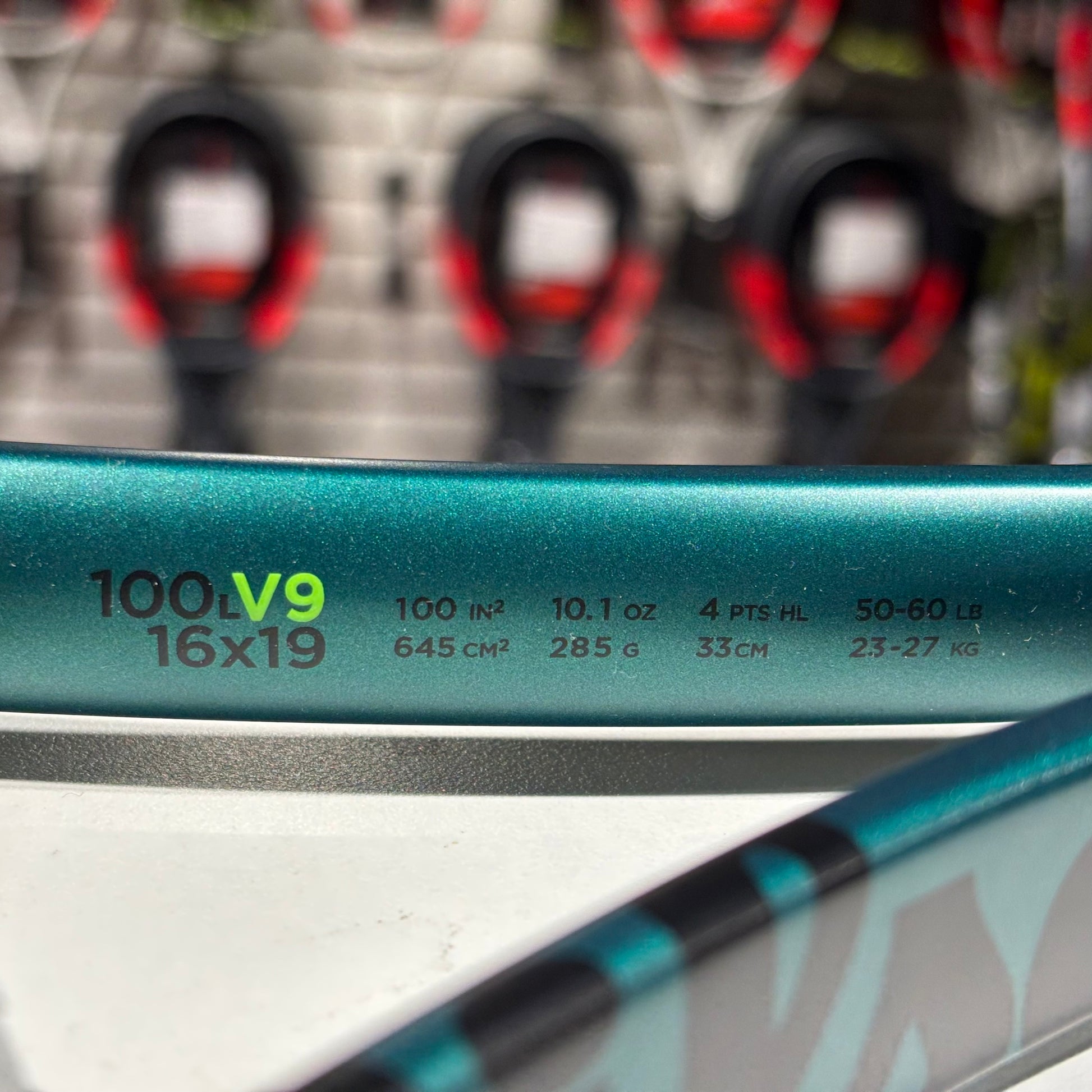 Wilson Blade 100L V9 gripsize 4 3/8 (Condition 9/10) 0203-4 - VuTennis.com