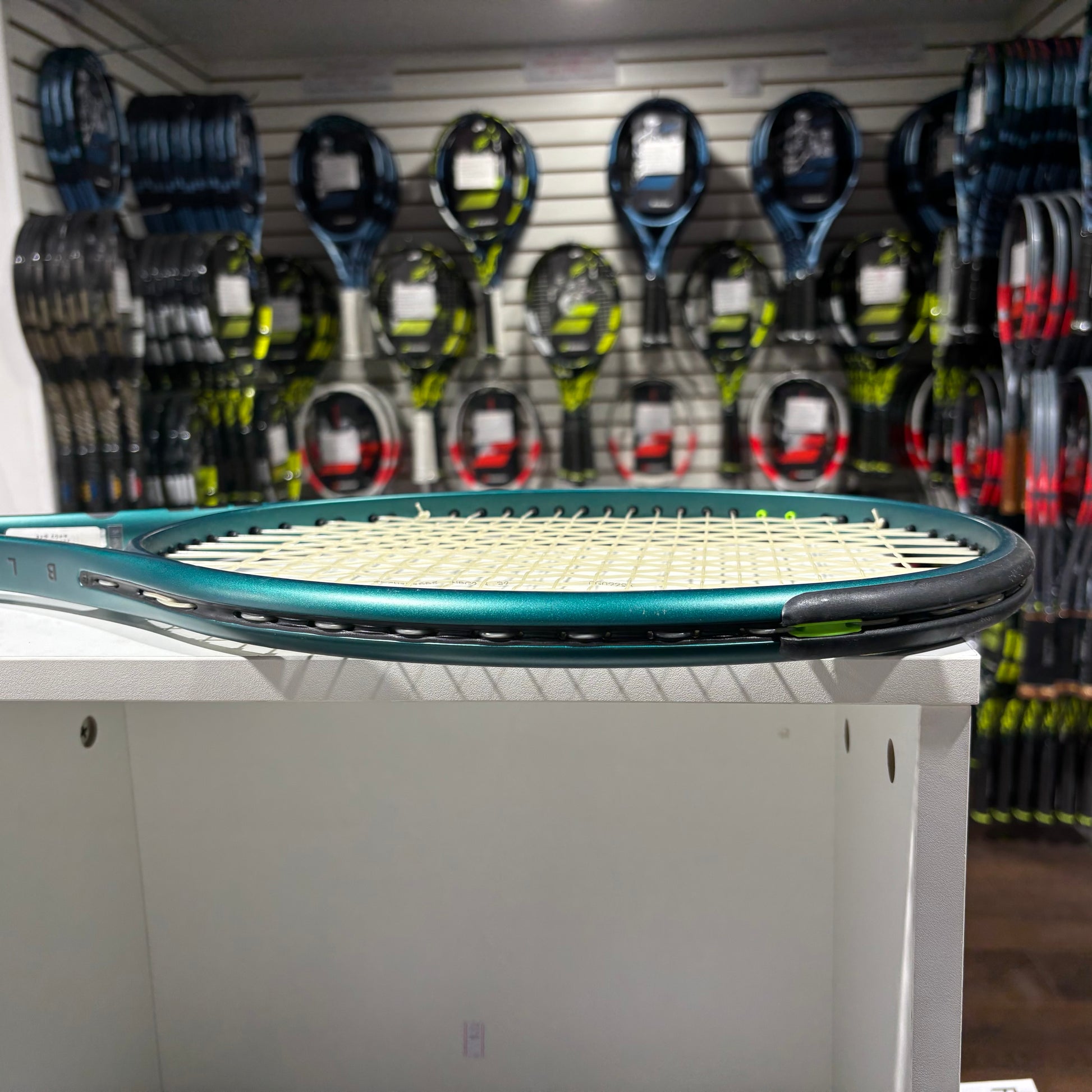 Wilson Blade 100L V9 gripsize 4 3/8 (Condition 9/10) 0203-4 - VuTennis.com