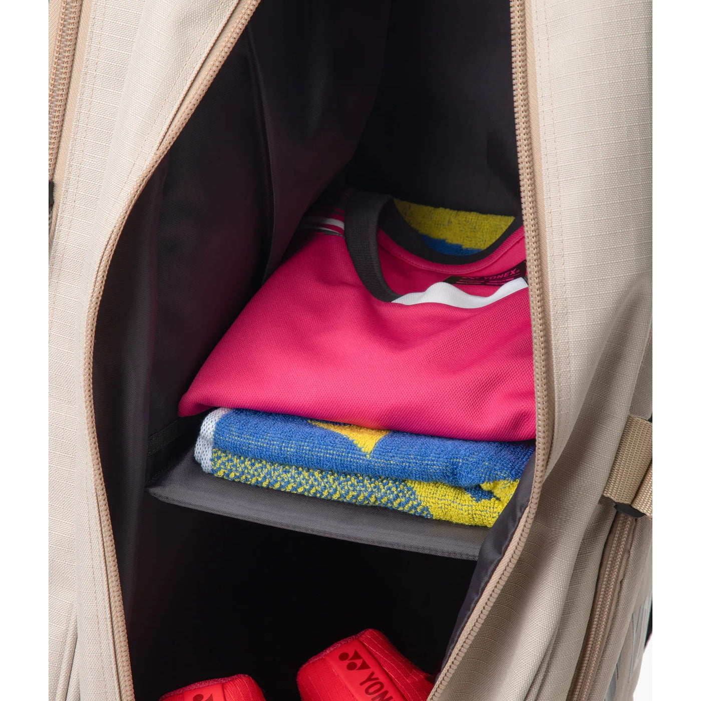 Yonex Gearlogic Beige 6-pack bag